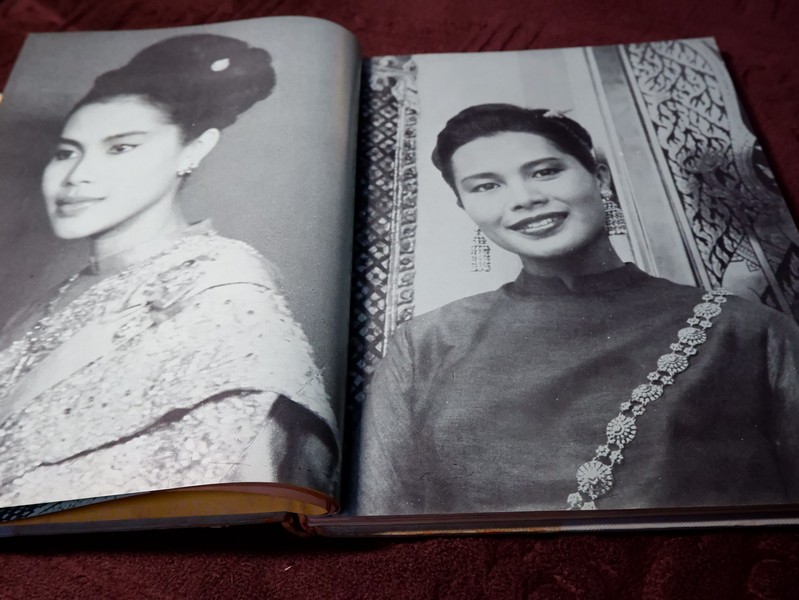 ประมวลพระบรมฉายาลักษณ์ ฉบับพิเศษ สมเด็จพระนางเจ้าสิริกิติ์ พระบรมราชินีนาถ ปี 2510