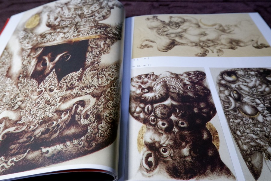 มนุษย์ต่างดาว โดย ถวัลย์ ดัชนี พิมพ์ครั้งเเรก ปี 2552