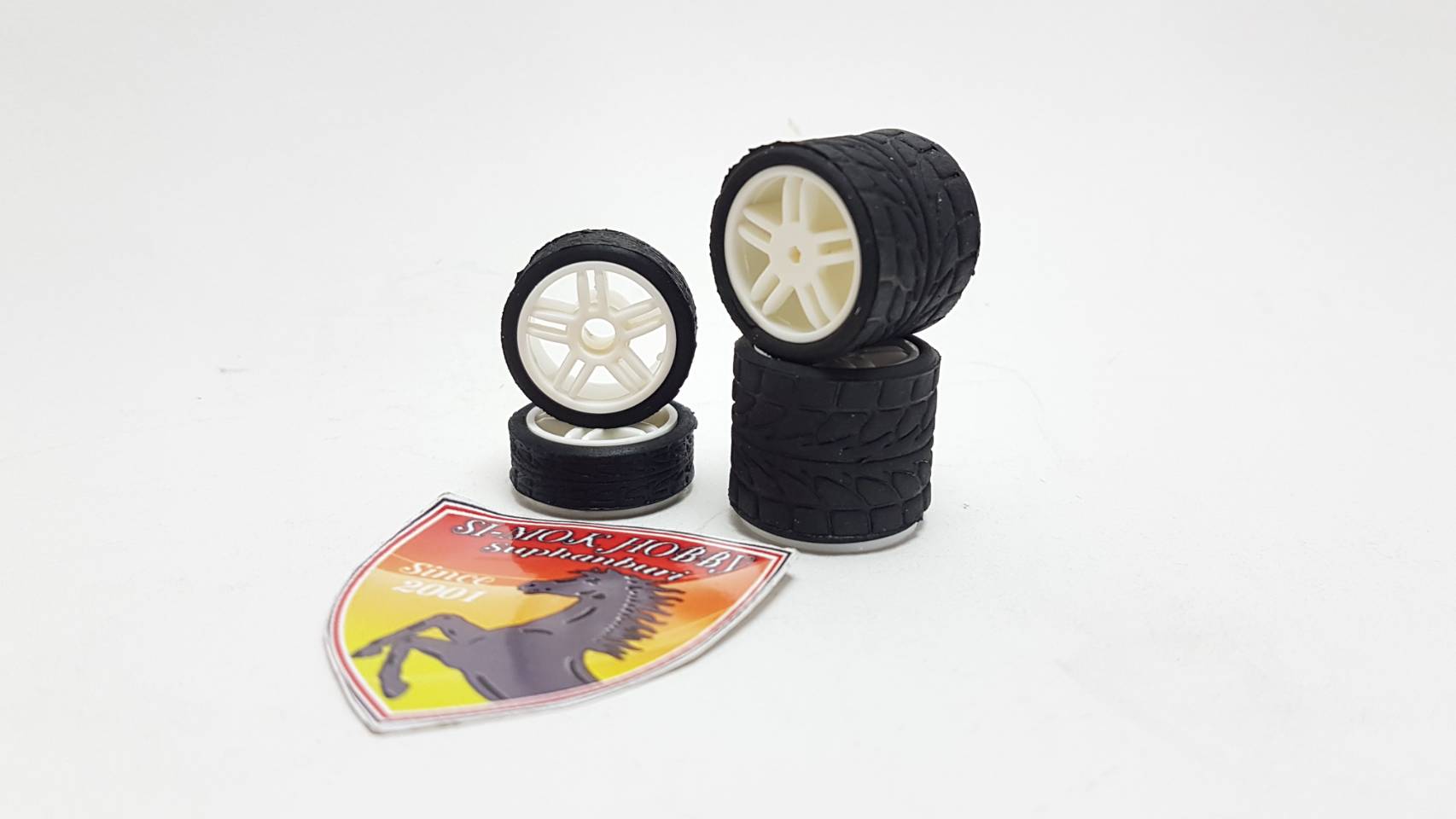 ล้อรถกระป๋องแบบหน้าแคบหลังกว้าง (หลายสี)