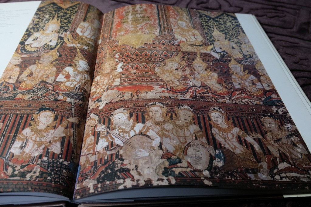 จิตรกรรมฝาผนัง พระที่นั่งพุทไธสวรรค์ โดย เมืองโบราณ ปกเเข็ง ปี 2526