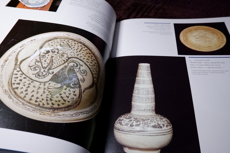 ศิลปะเครื่องถ้วยในประเทศไทย โดย ปริวรรต ธรรมมาปรีชากร -กฤษฎา พิณศรี ปกเเข็งมีกล่อง ปี 2533