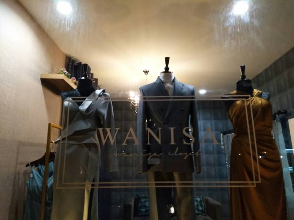 ป้ายร้าน #wanisa อักษรสแตนเลสหน้าทอง สติกเดอร์ไดคัทติดกระจก