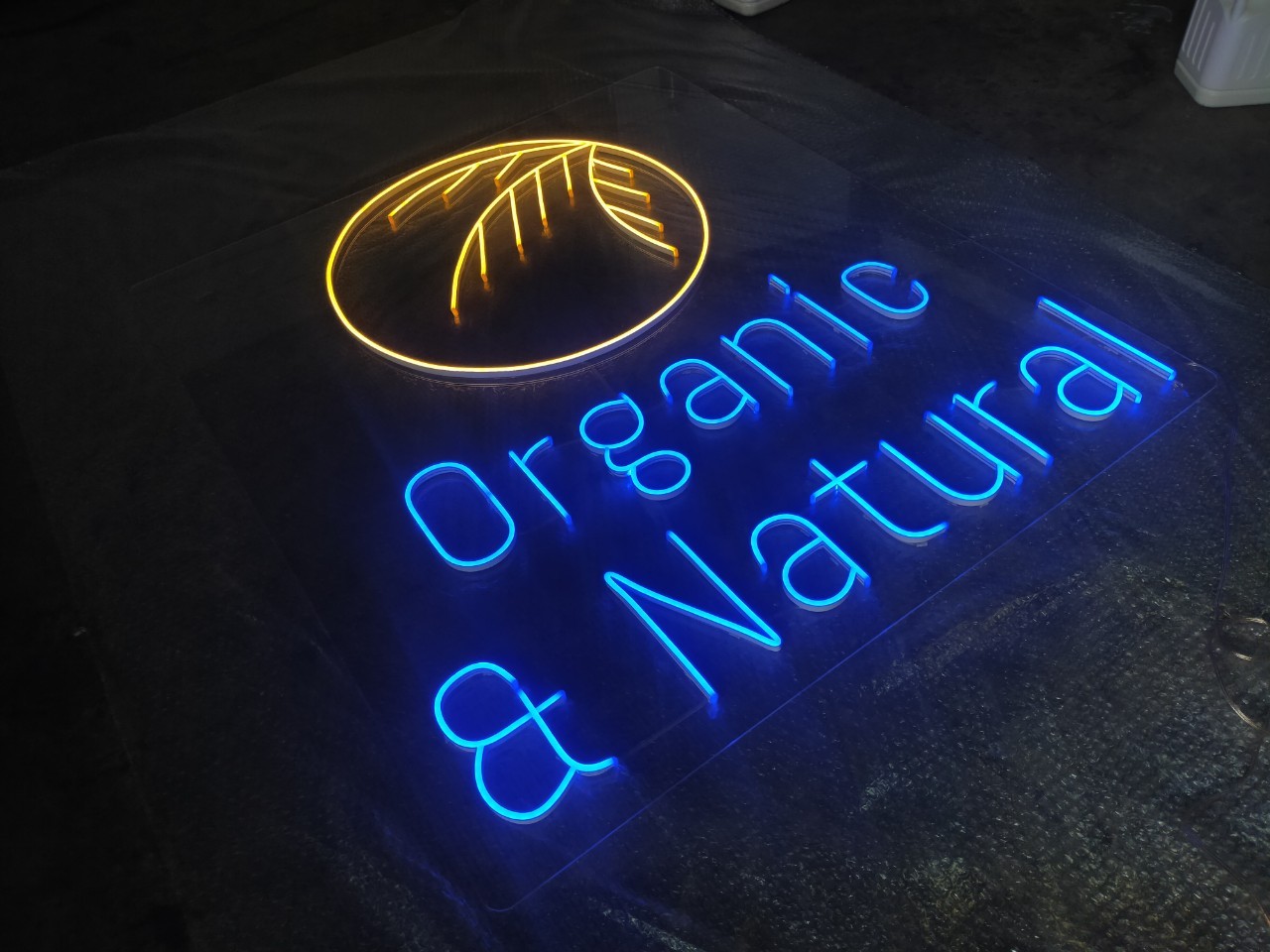 ไฟนีออน เฟค