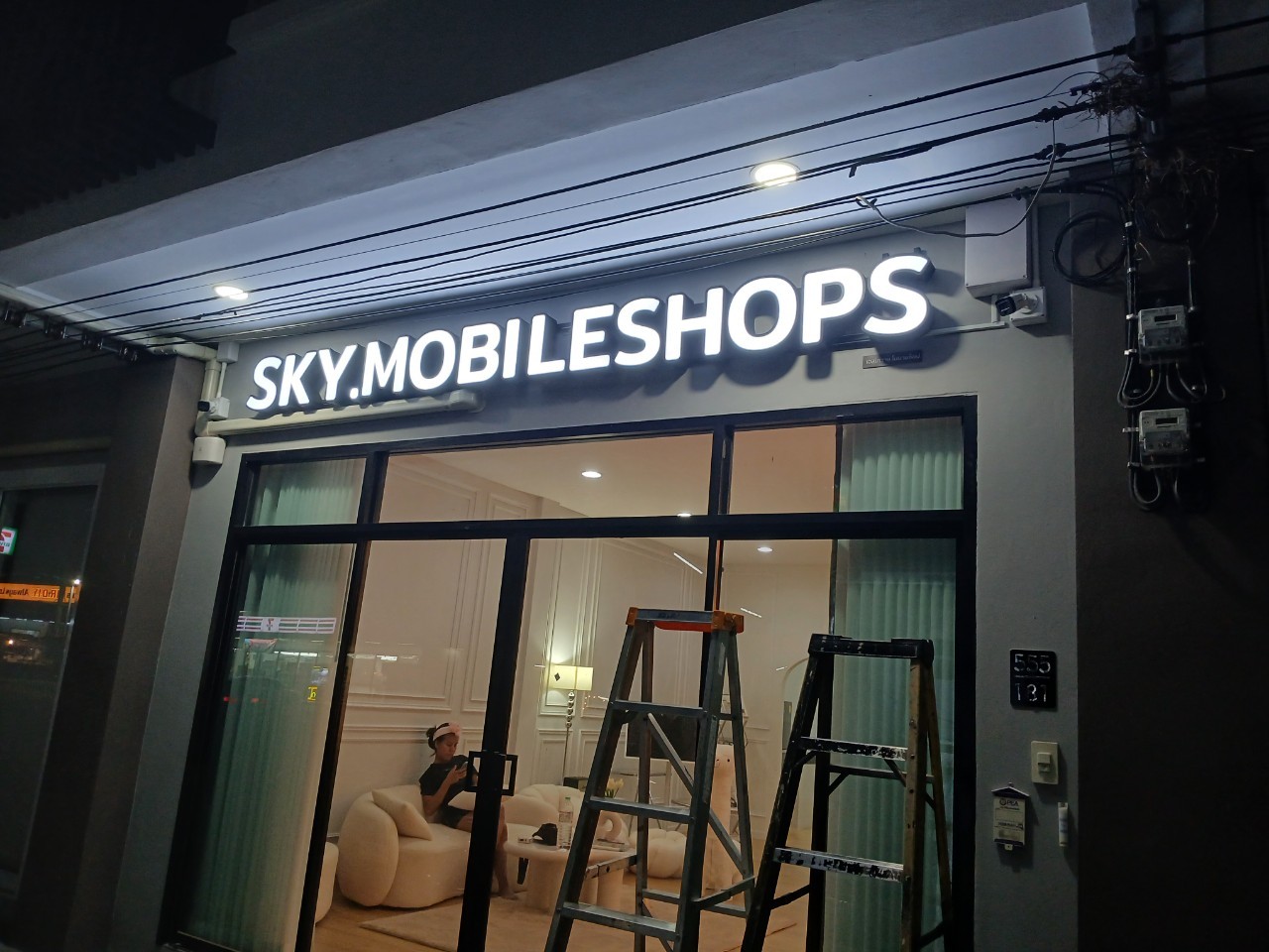ป้ายไฟออกหน้า '' SKY.MOBILESHOPS ''