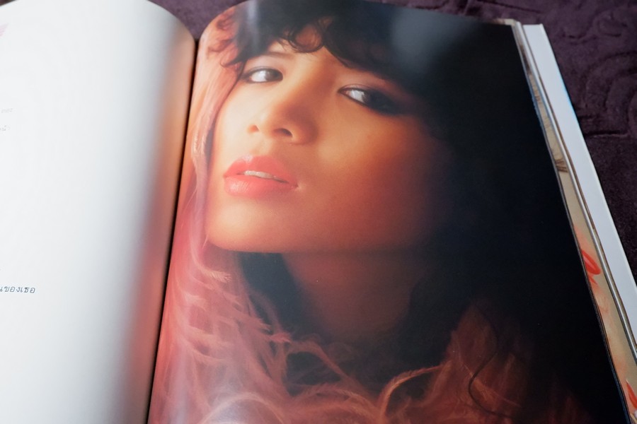 อัลบั้ม เพ็ญพักตร์ ศิริกุล ชุดที่ 1 ถ่ายภาพโดยธีรพงศ์ เหลียวรักวงศ์ สำนักพิมพ์หนุ่มสาว (สอบถาม)