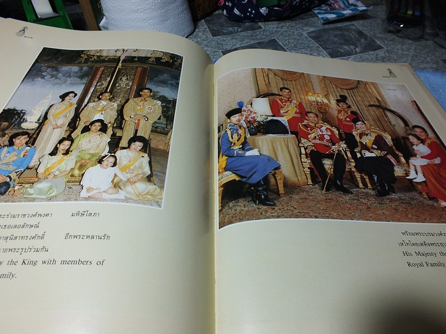 พระร่มเกล้าของชาวไทย โดย พิชัย รัตตกุล เเละ คณะกรรมการเอกลักษณ์ของชาติ ปกแข็ง 200 หน้า ปี 2530