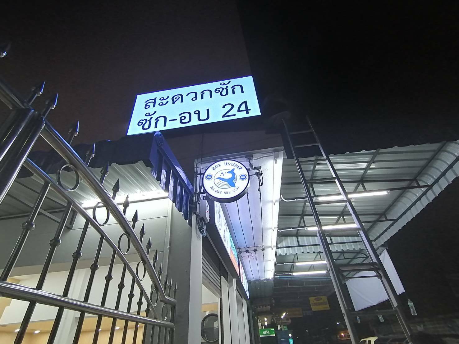 ผลิตป้ายกล่องไฟ อะคริลิคงานติดสติ๊กเกอร์