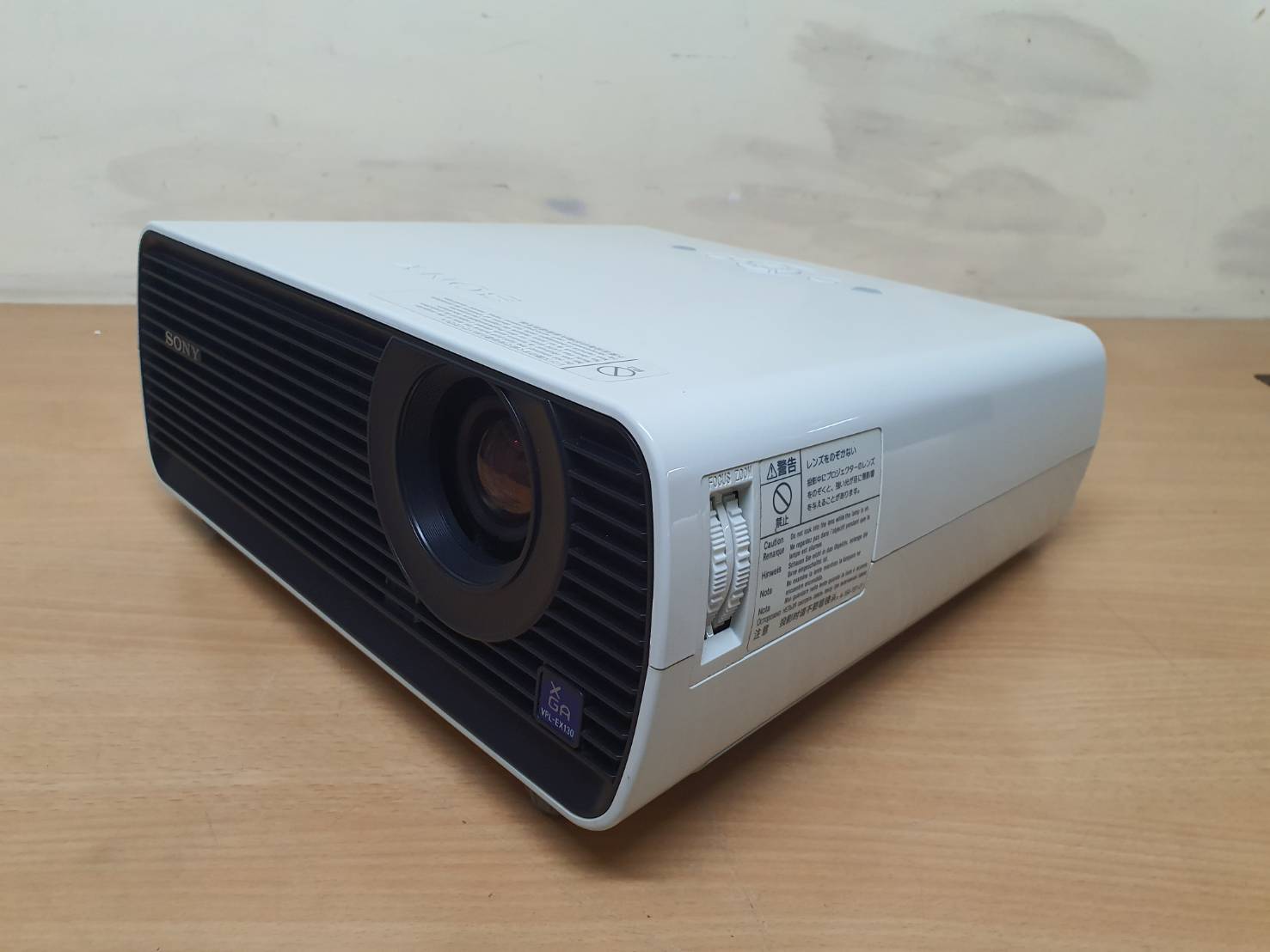 โปรเจคเตอร์ Sony VPL-EX130 3,000 ANSI Lumens / 2,000 Lumens (Eco) มือสอง