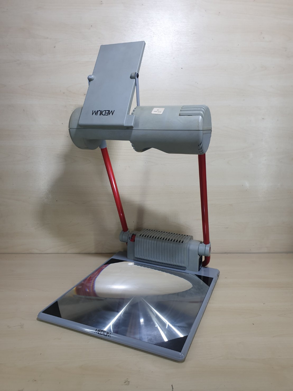 เครื่องฉายแผ่นใส่ Medium Traveller 3 Overhead Projector. มือสอง