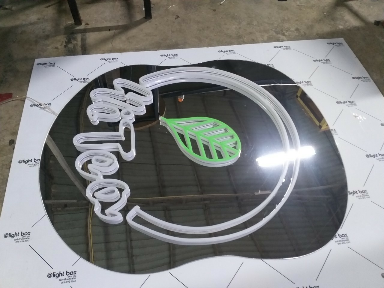 ป้ายไฟนีออนLED Hi Tea สแตนเลสรองหลัง