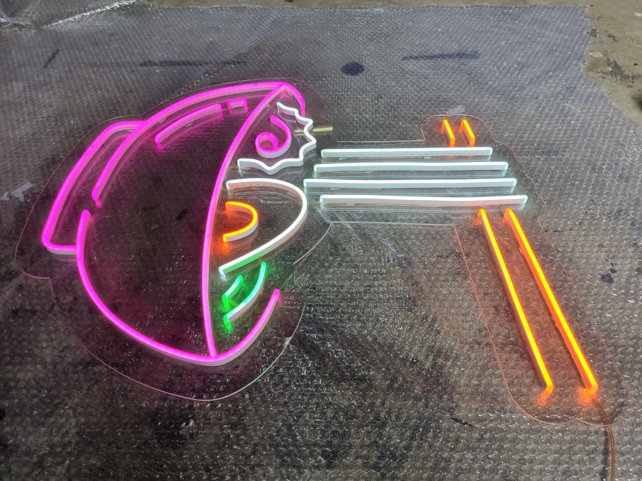 ไฟนีออน เฟค