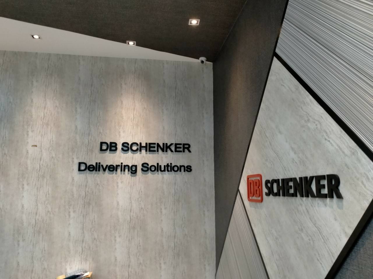 ป้ายตัวอักษรไม้ พลาสวู๊ด พ่นสีดำ - DB SCHENKER Deliverine Solutions ติดตั้งป้ายชลบุรี