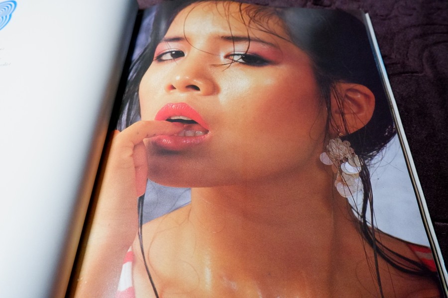 อัลบั้ม เพ็ญพักตร์ ศิริกุล ชุดที่ 1 ถ่ายภาพโดยธีรพงศ์ เหลียวรักวงศ์ สำนักพิมพ์หนุ่มสาว (สอบถาม)