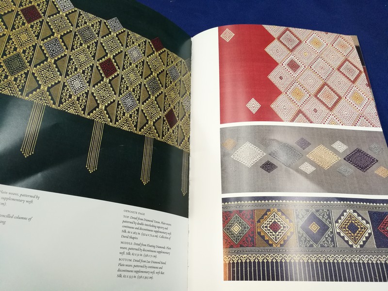 WEAVING TRADITION BY CAROL CASSIDY & WOVEN SILKS OF LAOS มี 160 หน้า ปี 2004