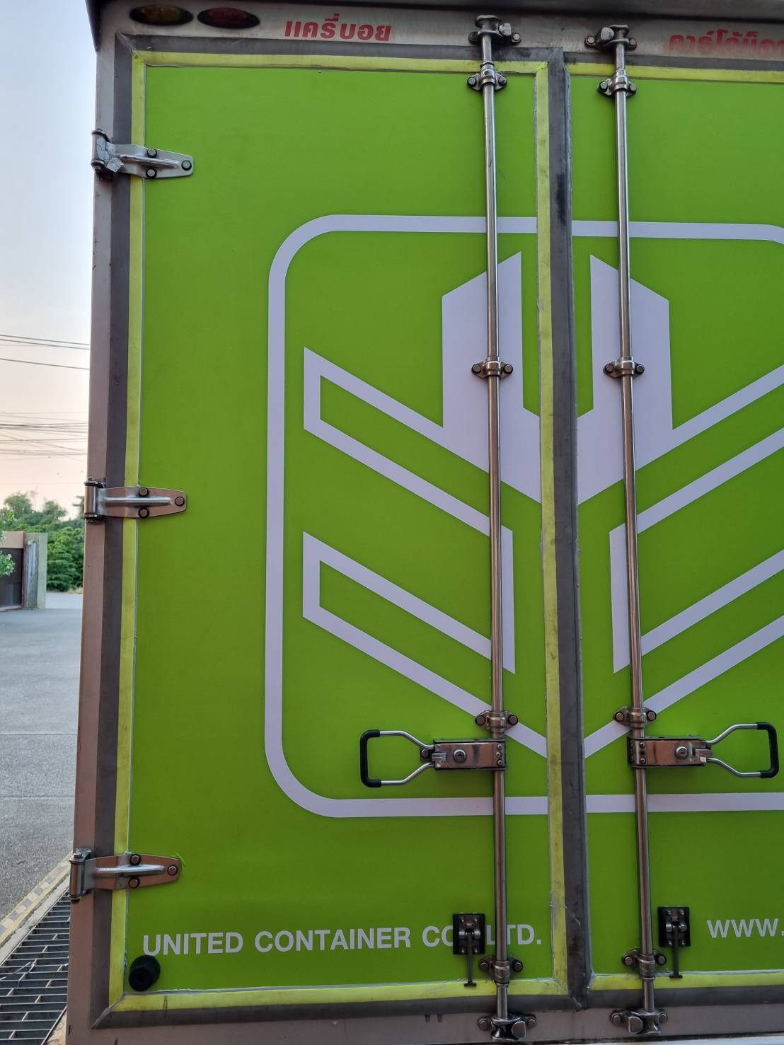 งานติดตั้งติดสติ๊กเกอร์รถกระบะตู้ทึบ สติ๊กเกอร์ทึบแสง