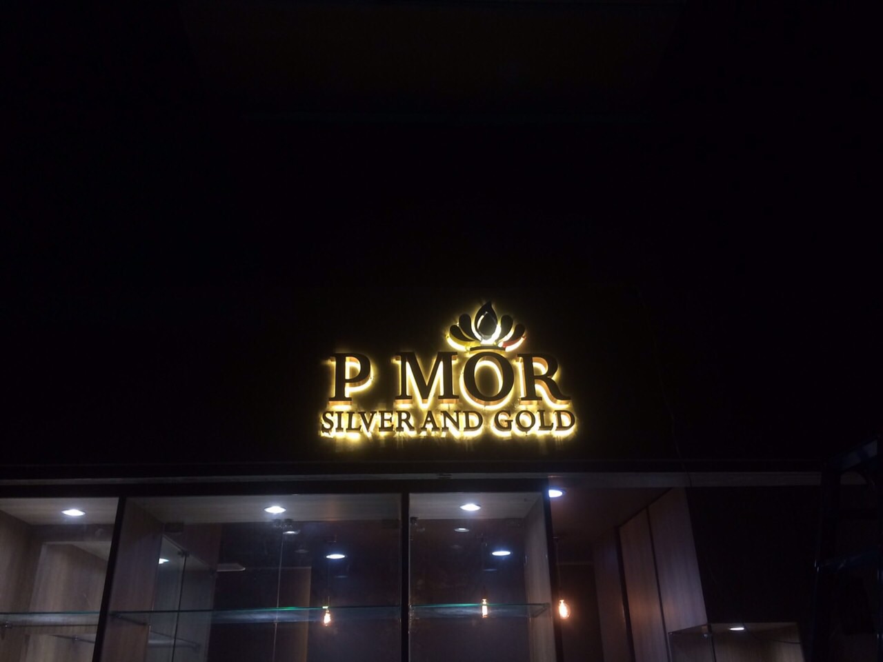 ป้ายสแตนเลสหน้าทองแดง ยกขอบ ติดไฟออกหลัง ติดตั้งป้าย JJMall - เจ.เจ.มอลล์