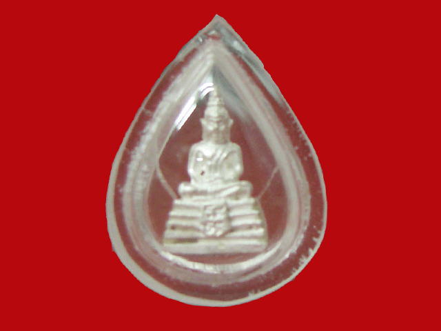 พระพุทธโสธรจิ๋ว เนื้อเงิน รุ่นรวมบุญพญาวัน๘๔ ๒๕๓๘ เลี่ยมกรอบพลาสติกกันน้ำ