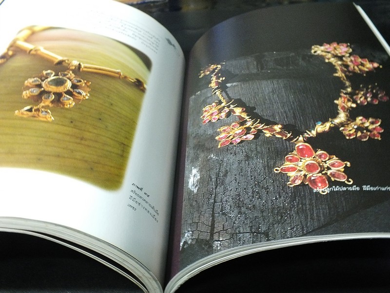 ศิลปหัตถกรรมของช่างทองเมืองเพชร ความเป็นมาเเละสภาพปัจจุบัน โดย ร.ศ.วัฒนะ จูฑะวิภาคต (Pre-Order สอบถาม)