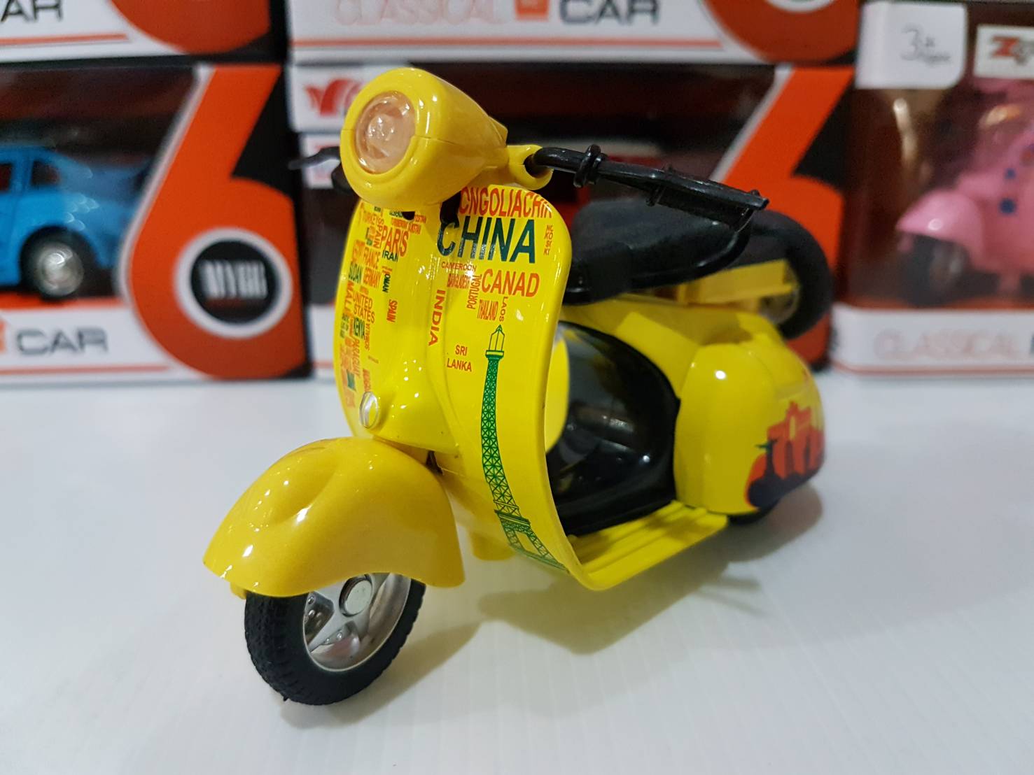 รถเหล็กตั้งโชว์ มีเสียงและไฟ มีลานวิ่งได้.