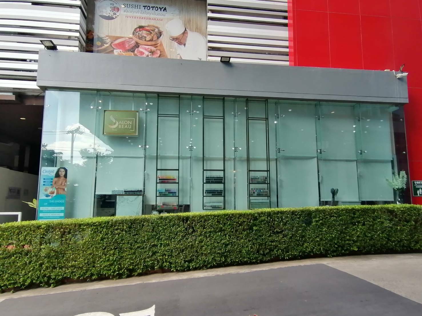 ป้ายกล่องไฟ จำนวน สองป้าย - วัสดุสแตนเลสหน้าทองฉลุลายใส่ไฟ - ขนาด 90×100 cm - ขนาด 68×90 cm - แผ่นด้านหน้าและหลังเป็นวัสดุทองเหลือง - ด้านหน้าฉลุลายให้ไฟออกมา - ด้านหลังเป็นแผ่นสแตนเลสสีทองไม่มีลาย - ขอบข้างที่เป็นความหนาของตัวป้ายเป็นโลหะซิงค์พ่นสีขาว -