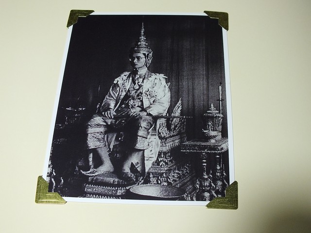 60 ปี พระบารมีปกฟ้า เนื่องในวโโรกาสบรมราชาภิเษก 60 ปี โดย กระทรวงยุติธรรม ปกแข็ง 2 เล่มบรรจุในกล่อง