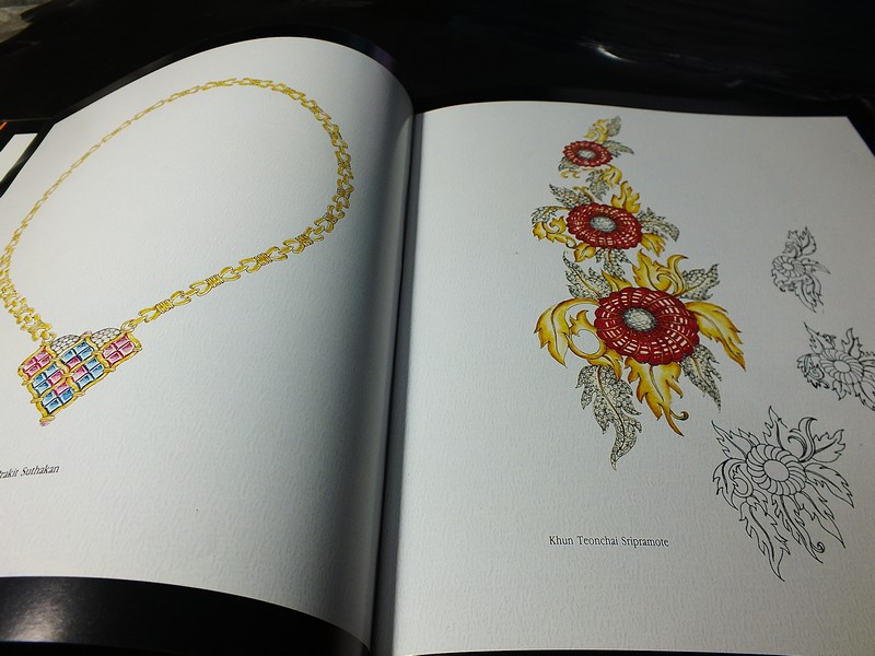 Jew Fest Catalogue 1 โดย สมาคมผู้ค้าอัญมณีไทยเเละเครื่องประดับ (TGJTA) ปกแข็ง 150 หน้า ปี 1993