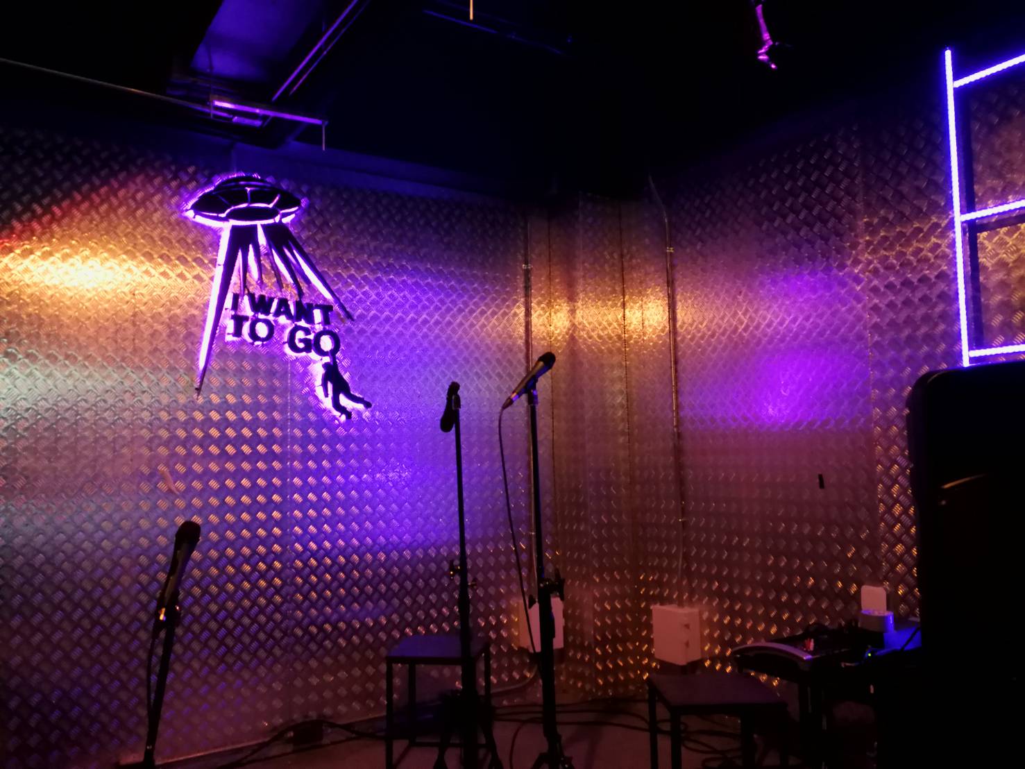 ป้ายไฟออกหลัง I WANT TO GO ติดตั้งป้ายเอกมัย