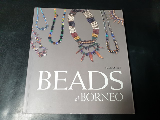 BEADS of BORNEO by Heidi Munan หนา 144 หน้า ปี 2005
