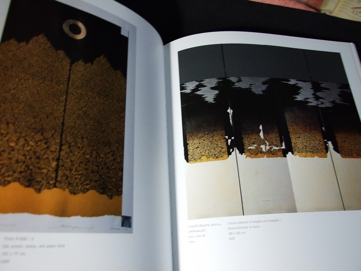 นิทรรศการ จากแสงเงาสู่ป่าหิมพานต์ และ ป่าหิมพานต์ตามพระราชเสาวนีย์ ของ อ.ปรีชา เถาทอง ปกแข็ง 2 เล่ม ปี 2548 (สอบถาม)