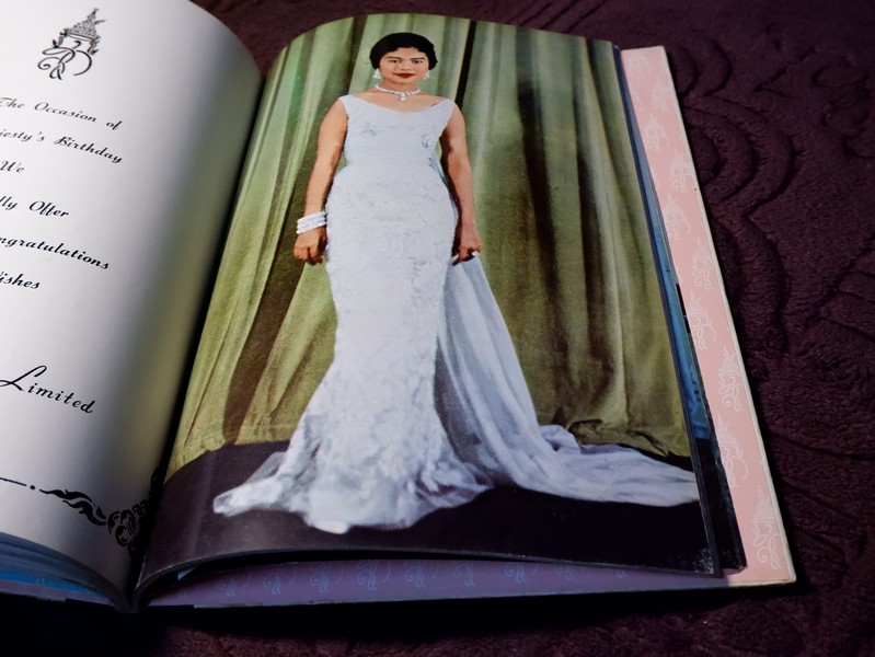 ประมวลภาพพระบรมฉายาลักษณ์ สมเด็จพระนางเจ้าสิริกิติ์ พระบรมราชินีนาถ ปกแข็ง พิมพ์ ปี 2514 (Pre-Order สอบถาม)