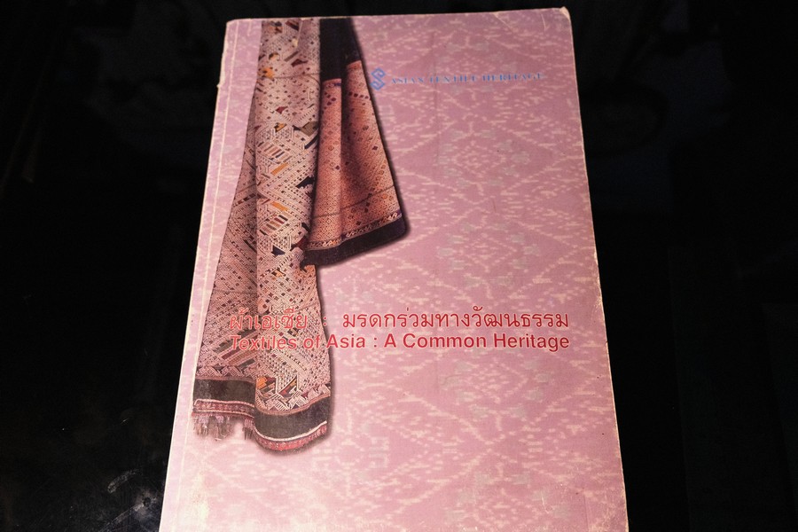 นิทรรศการ ผ้าเอเซีย มรดกทางวัฒนธรรม โดย สำนักงานวัฒนธรรมเเห่งชาติ เเละ มหาวิทยาลัยเชียงใหม่ หนา 248 หน้า พิมพ์ปี 2536