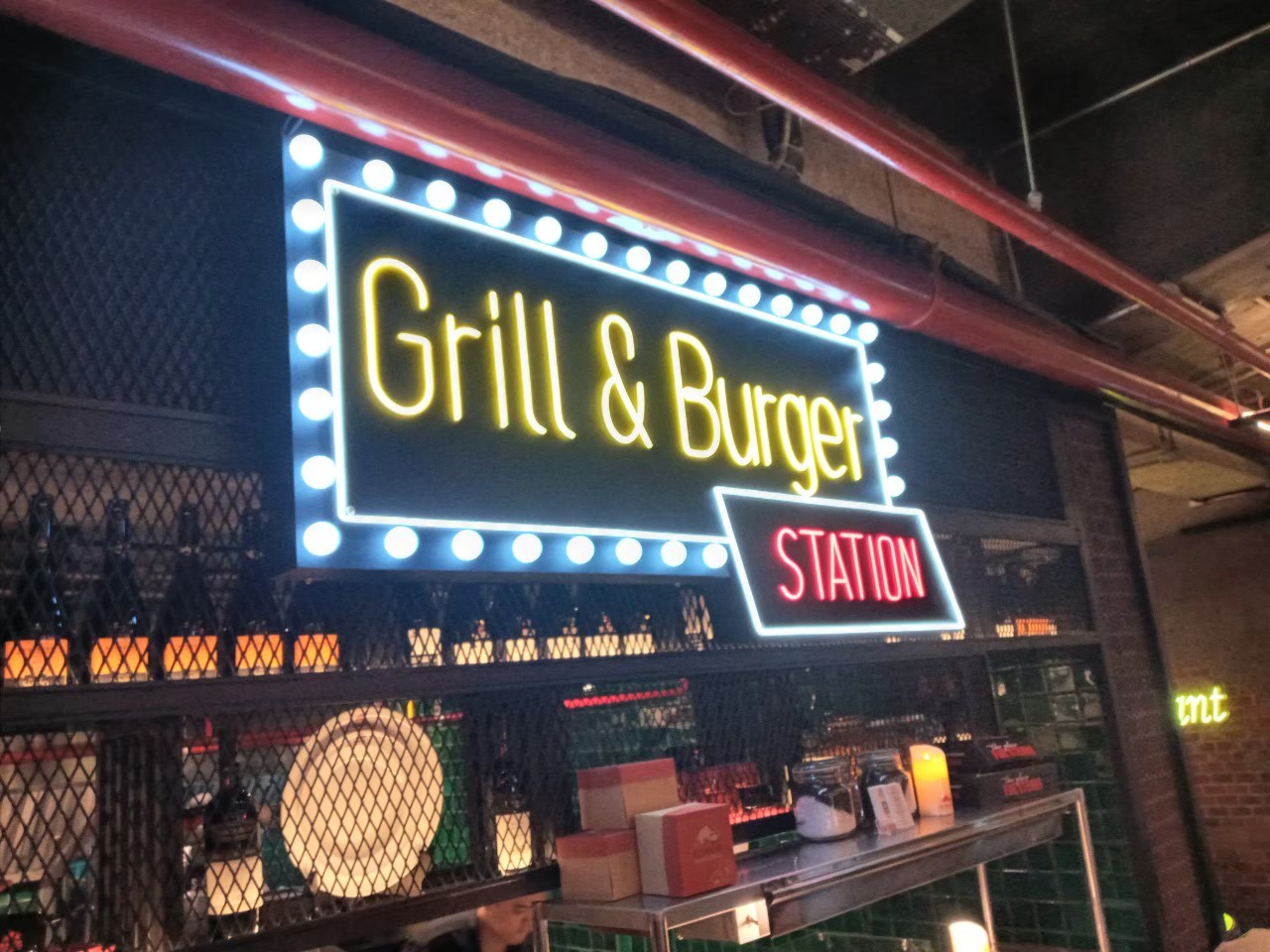 ไฟนีออน เฟค