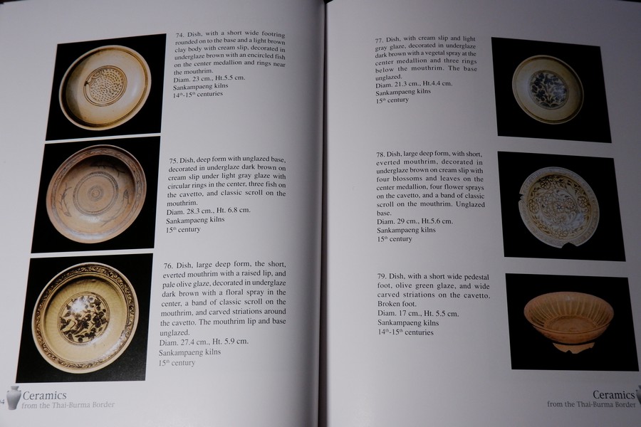 Ceramics from the Thai-Burma Border by Sumitr Pitiphat ปกเเข็ง190 หน้า ปี 1992