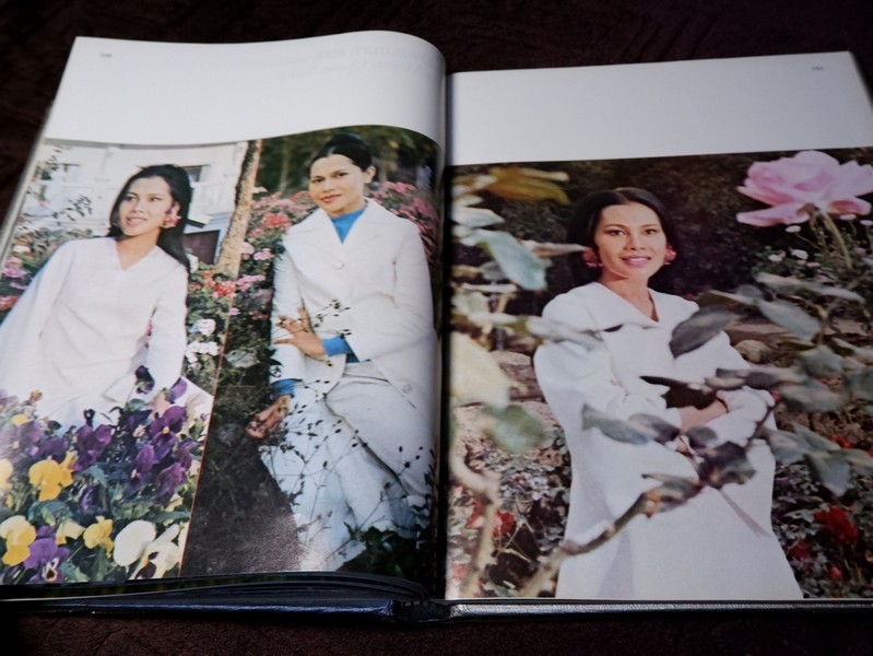 ลิลิตพระราชประวัติ เเละพระบรมฉายาลักษณ์ ของ สมเด็จพระนางเจ้าสิริกิติ์ พระบรมราชินีนาถ ปกเเข็ง