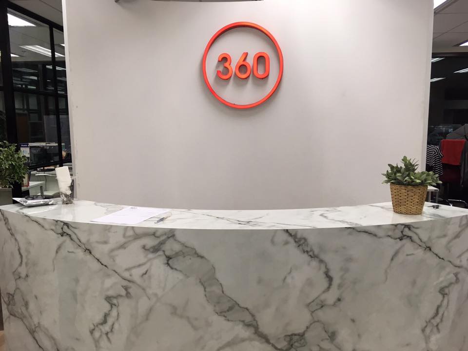 ป้ายบริษัท อักษรโลหะยกขอบ ติดอะคริลิคไฟสีแดงออกหน้า (ไม่มีคิ้ว)