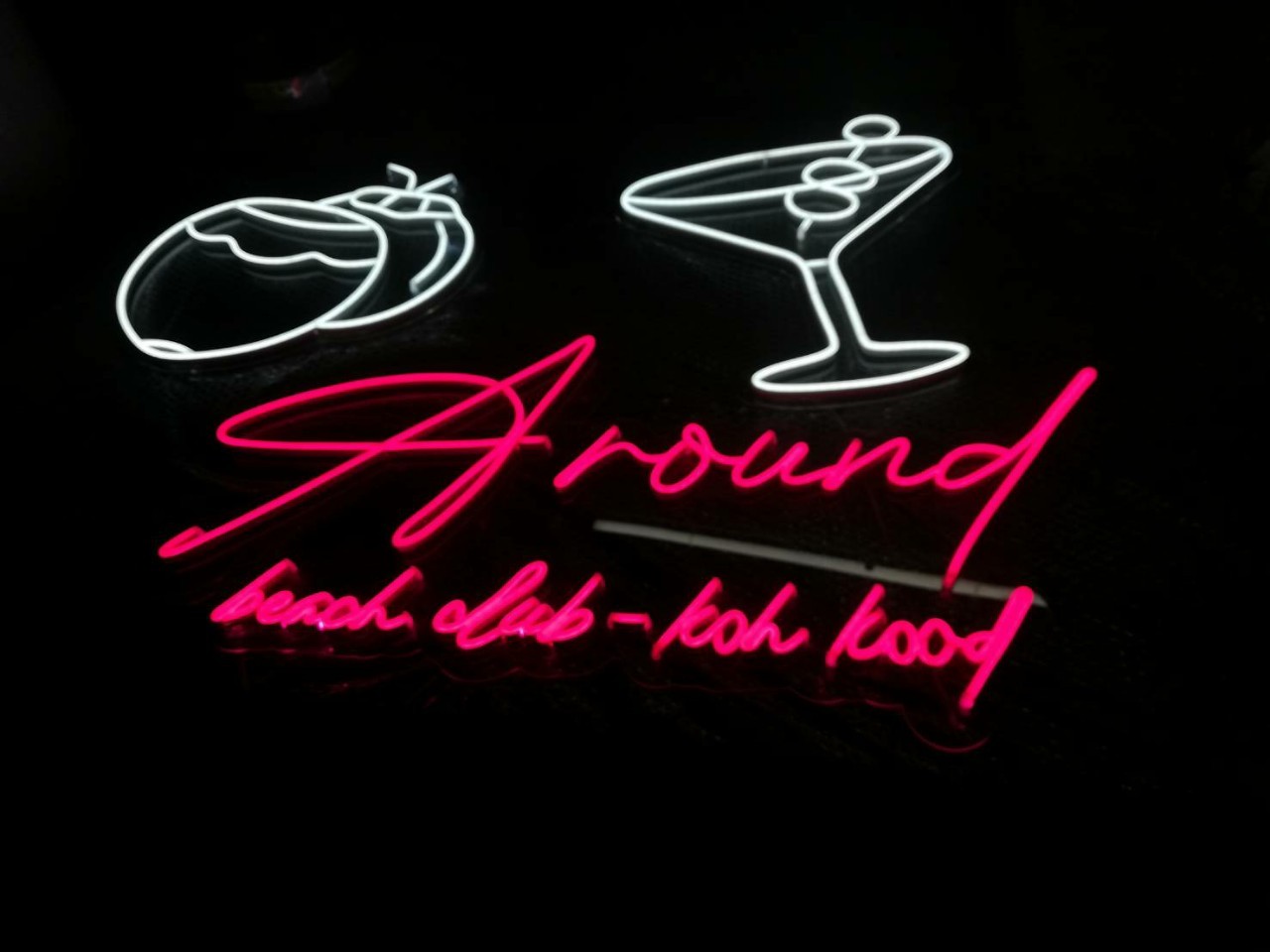 ป้ายไฟนีออน LED อะคริลิคใสรองหลัง