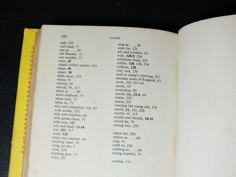 ENGLISH IDIOMS AND HOW TO USE THEM BY W.McMORDIE . oxford university press ปกแข็ง ปี 1961
