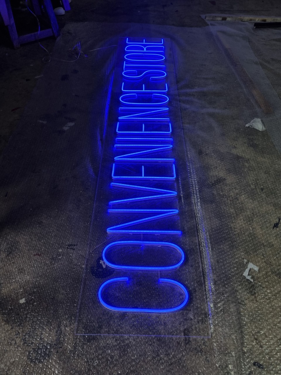 ไฟนีออน เฟค