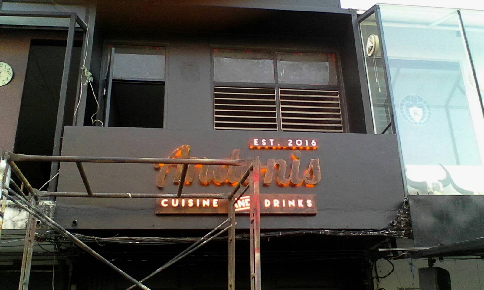 ป้ายร้านเหล้า อักษรโลหะทำสีสนิม ติดไฟออกหลัง