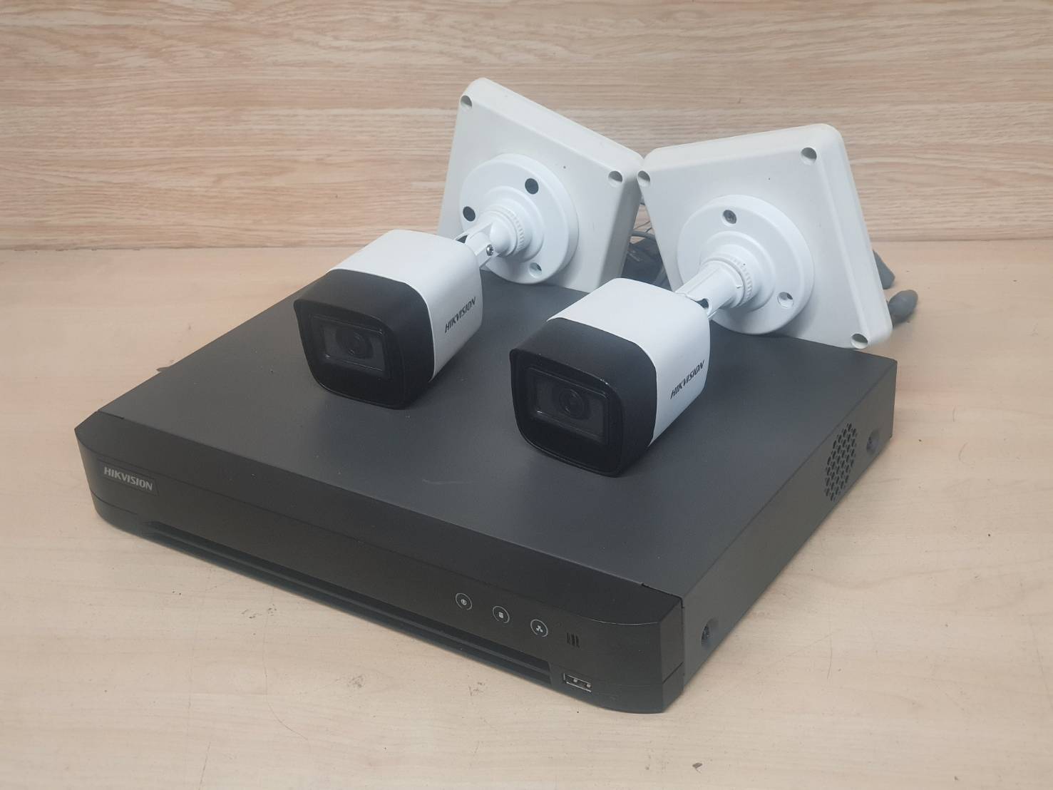 HikVision รุ่น DS-7204HQHI-K1 4 ชาเนล พร้อมกล้อง2ตัว มือสอง