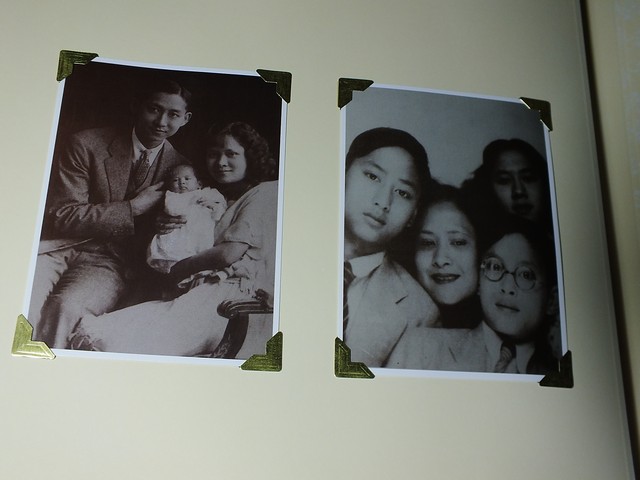 60 ปี พระบารมีปกฟ้า เนื่องในวโโรกาสบรมราชาภิเษก 60 ปี โดย กระทรวงยุติธรรม ปกแข็ง 2 เล่มบรรจุในกล่อง