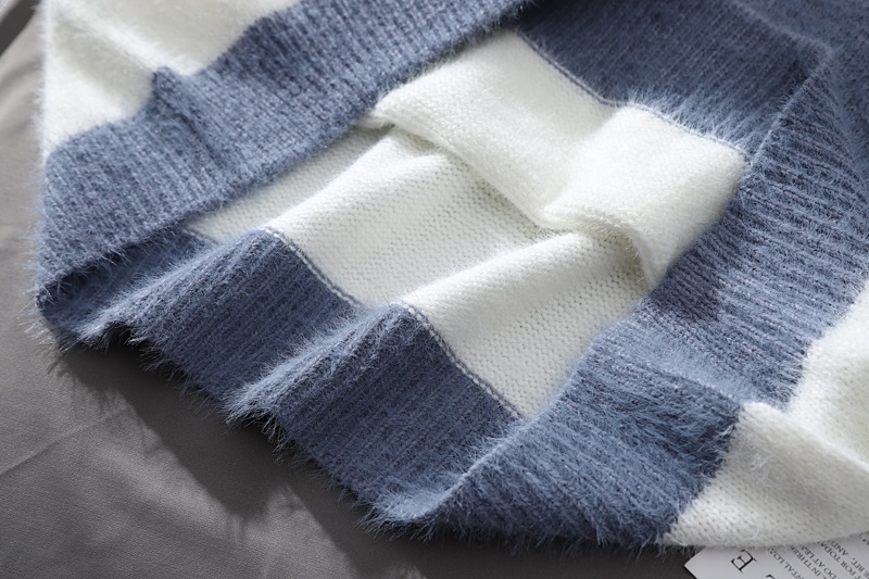 พร้อมส่ง - เสื้อไหมพรมลายขวางคอกลม ST218 (สีฟ้า)