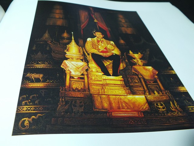 การเเสดงศิลปกรรมเทิดหล้า กาญจนาภิเษกสมโภช โดย ธนาคารไทยพาณิขย์ หนา 102 หน้า ปี 2538