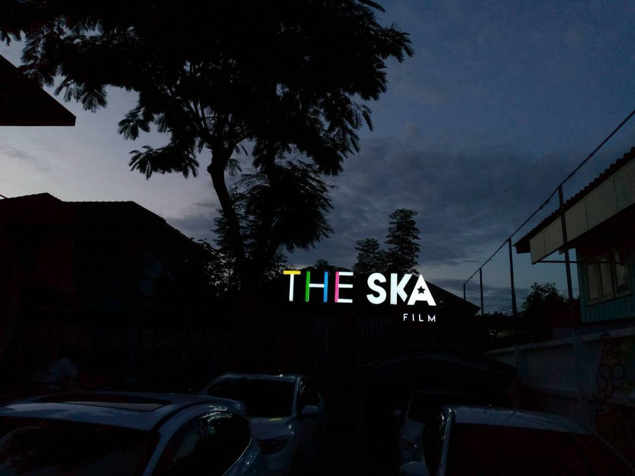 ป้ายอะคริลิคไฟออกรอบตัว ป้ายเดอะสะกางานป้ายกล่องไฟออกหน้า THE SKA