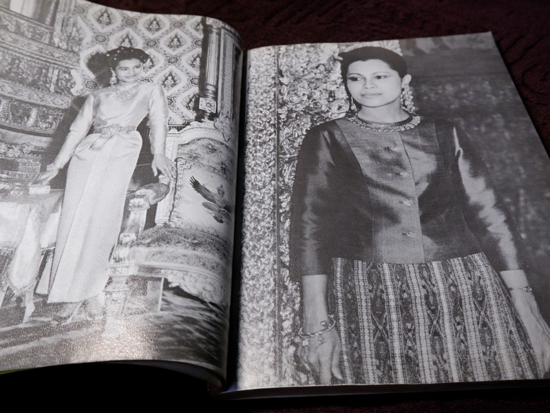 สมเด็จพระนางเจ้าสิริกิติ์ พระบรมราชินีนาถ (ประมวล พระบรมฉายาลักษณ์) โดย สมาคมศิษย์เซ็นต์ฟรังซิสเวียร์ในพระบรมราชินูปถัมภ์