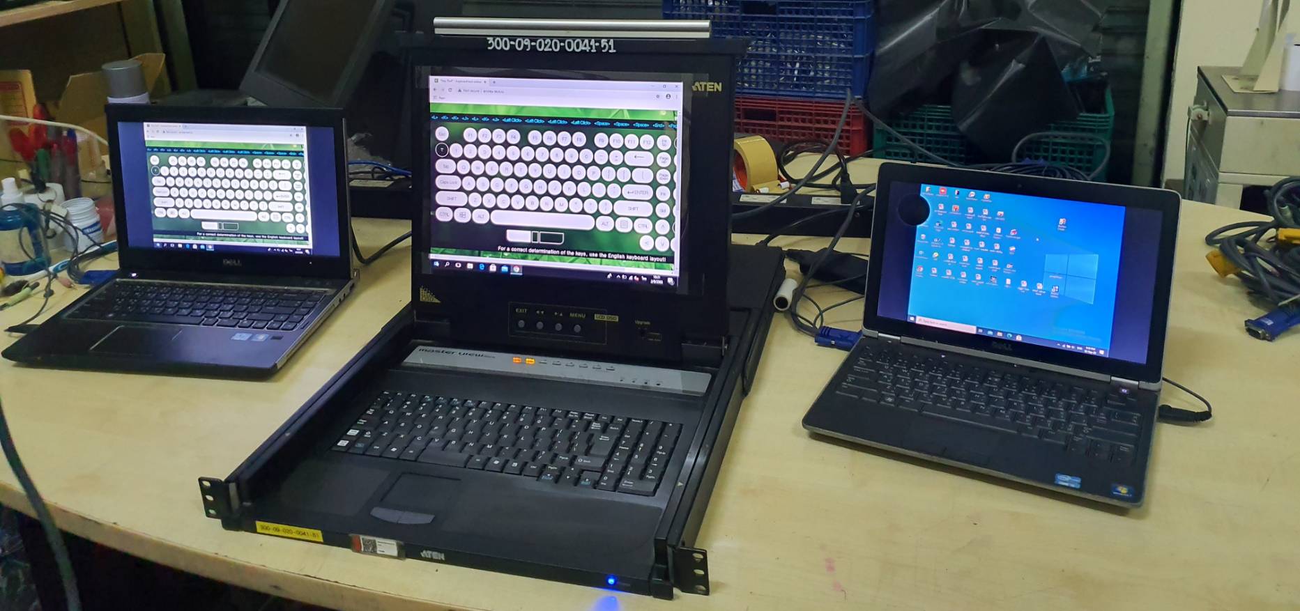 สวิตช์ KVM LCD แบบสไลด์ 8/16 พอร์ต PS / 2 มือสอง