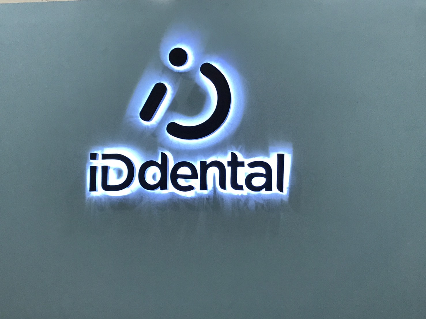 ป้ายโลหะซิงค์พ่นสรติดไฟออกหลัง #iDdental ติดตั้งตึกเซ็นจูรี่ พญาไท #ป้ายร้านหมอฟัน #ร้านป้ายพญาไท