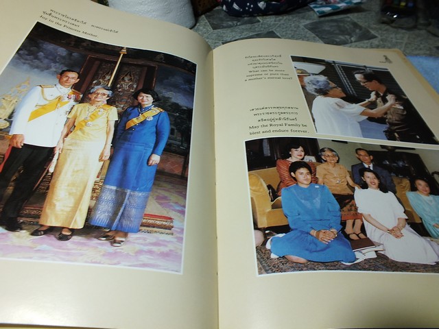 พระร่มเกล้าของชาวไทย โดย พิชัย รัตตกุล เเละ คณะกรรมการเอกลักษณ์ของชาติ ปกแข็ง 200 หน้า ปี 2530