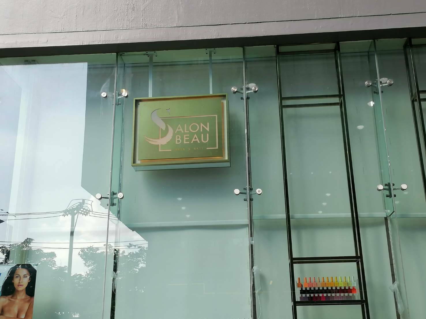 ป้ายกล่องไฟ จำนวน สองป้าย - วัสดุสแตนเลสหน้าทองฉลุลายใส่ไฟ - ขนาด 90×100 cm - ขนาด 68×90 cm - แผ่นด้านหน้าและหลังเป็นวัสดุทองเหลือง - ด้านหน้าฉลุลายให้ไฟออกมา - ด้านหลังเป็นแผ่นสแตนเลสสีทองไม่มีลาย - ขอบข้างที่เป็นความหนาของตัวป้ายเป็นโลหะซิงค์พ่นสีขาว -