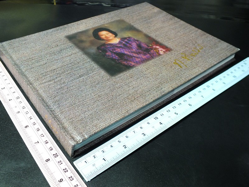 ผ้าทอพื้นเมืองสยาม โดย สมพงษ์ ทิมเเจ่มใส จัดพิมพ์เป็นอนุสรณ์ นางทวีวรรณพร ทิพย์รัตน์ ปกแข็ง ปี 2545